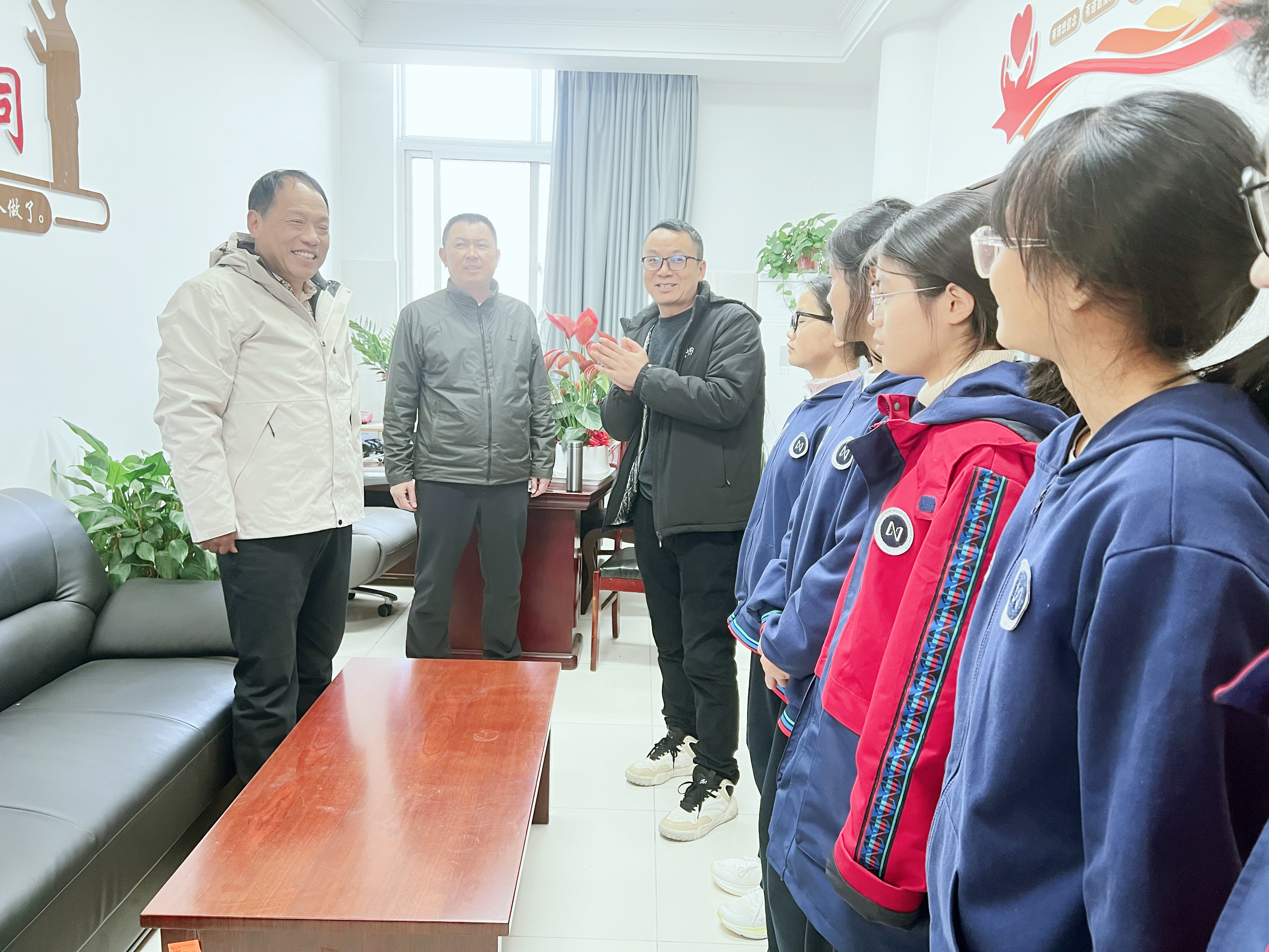 gongyi2 GA黄金甲新材王旭映董事长情系广元表国语学堂穷困学子